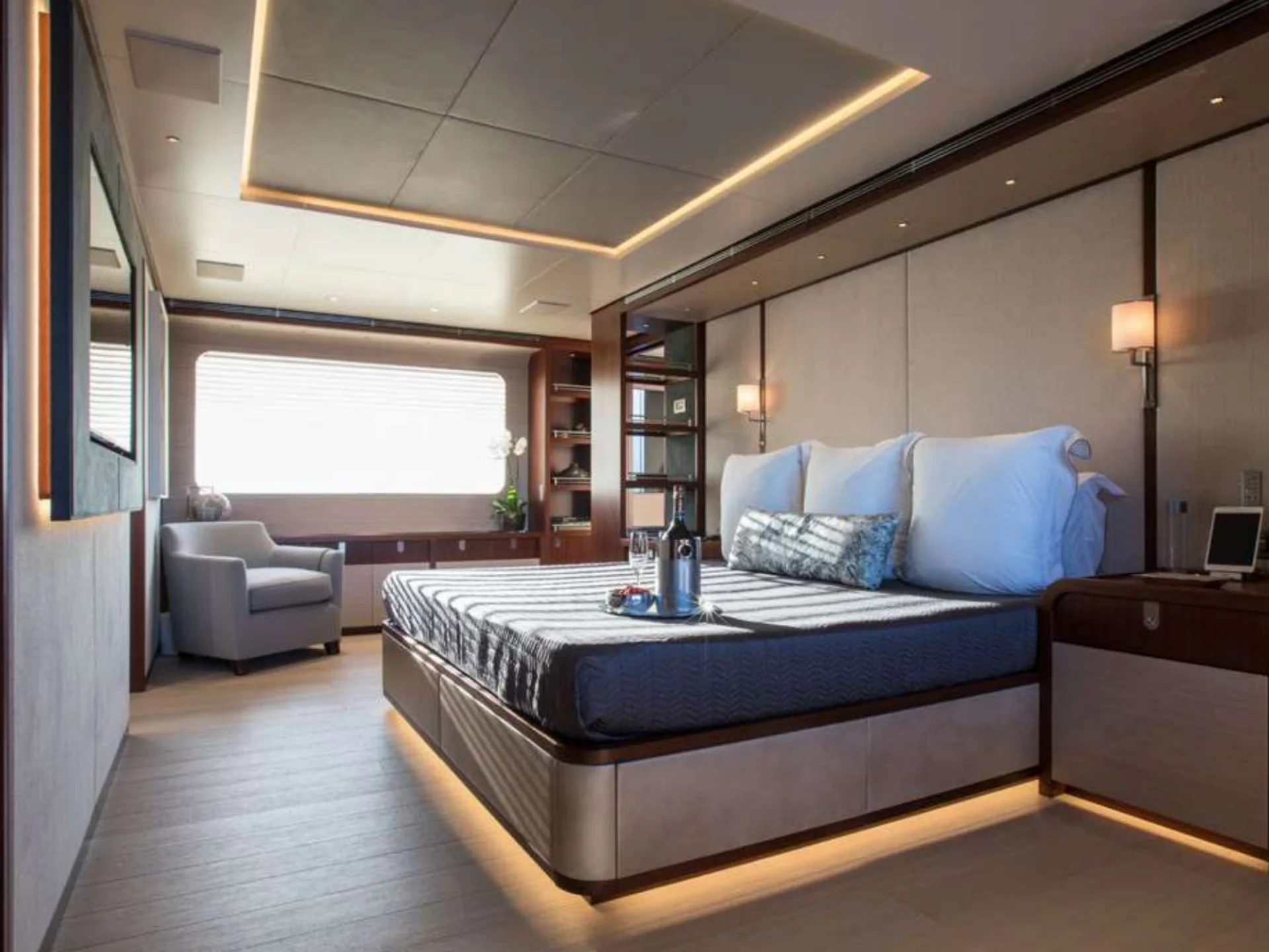 f7f70e62-8425-45de-b22d-36240d066bed-large